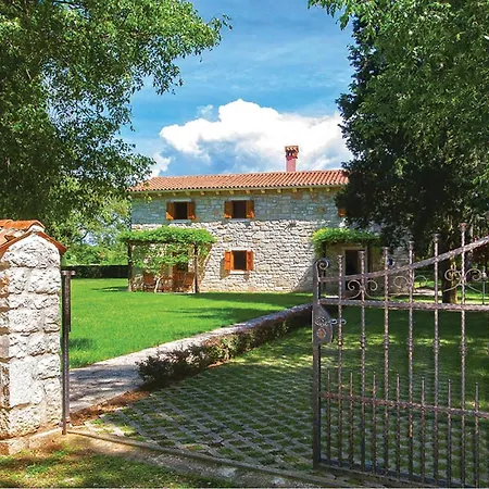 Сasa de vacaciones Stunning In With Kitchen